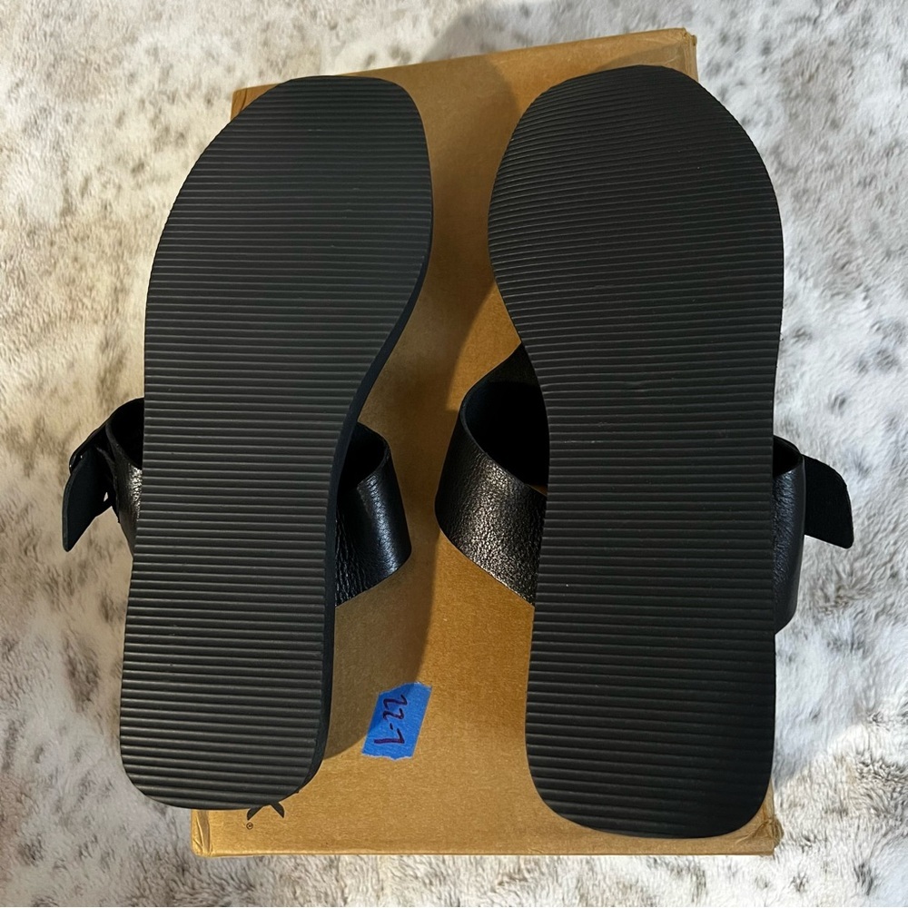 NIB SoftWalk Black Leather Kisi Sandals Slip-On Thongs sz 9.5 Wide - Picture 13 of 14